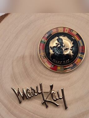 🌍✨ Vintage Mary Kay 30th Anniversary Globe Brooch & Logo Pin Set (1993) – Rare